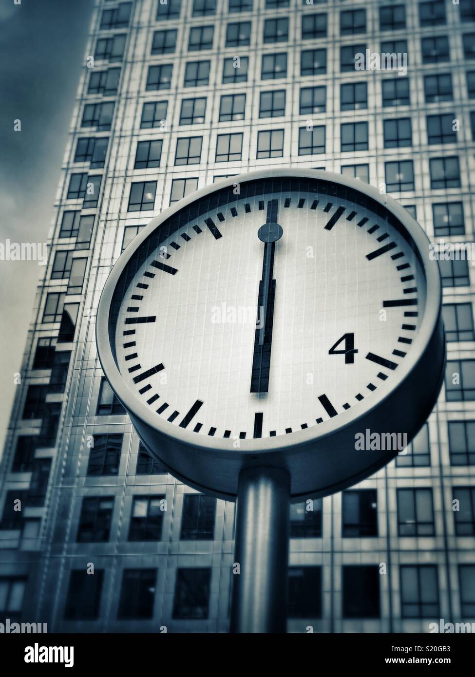 Uno degli orologi di Reuters Plaza, al Canary Wharf quartiere di Londra, Inghilterra. È 06:00 o 18:00 esattamente? Perché vi è solo un numero 4? Credito foto © COLIN HOSKINS. Foto Stock