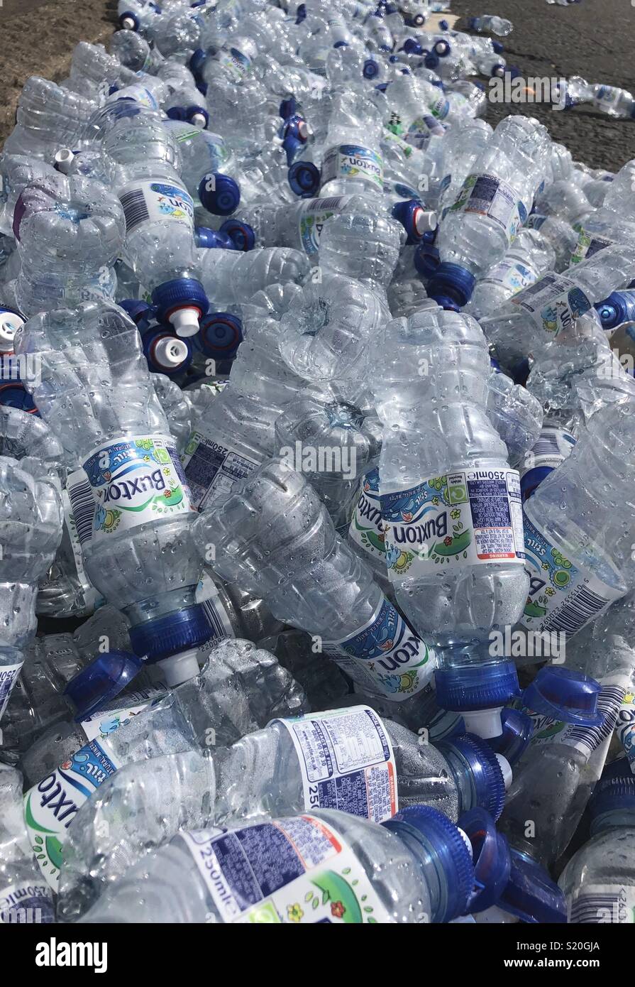 Scartati i corridori di bottiglie di plastica che erano indispensabili per il calore alla maratona di Londra Aprile 2018 Foto Stock