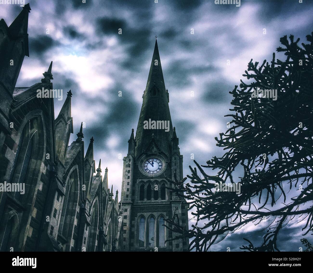 Da cinque a dodici sulla guglia della chiesa orologio Foto Stock