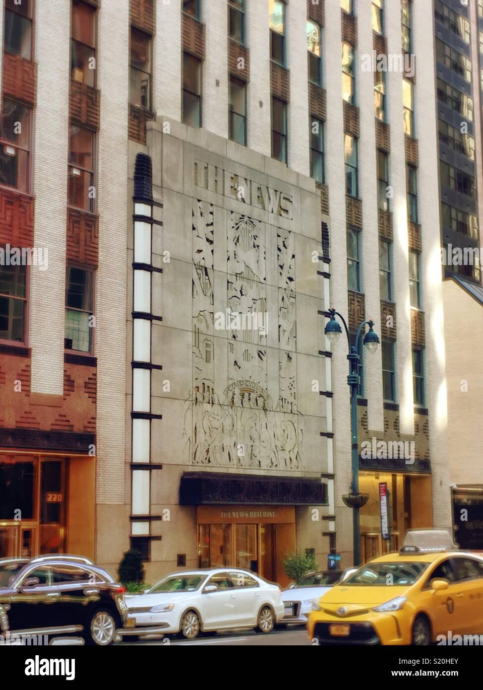 L'ingresso principale per il New York Daily News Giornale edificio, E. 42nd St., New York City, Stati Uniti d'America Foto Stock