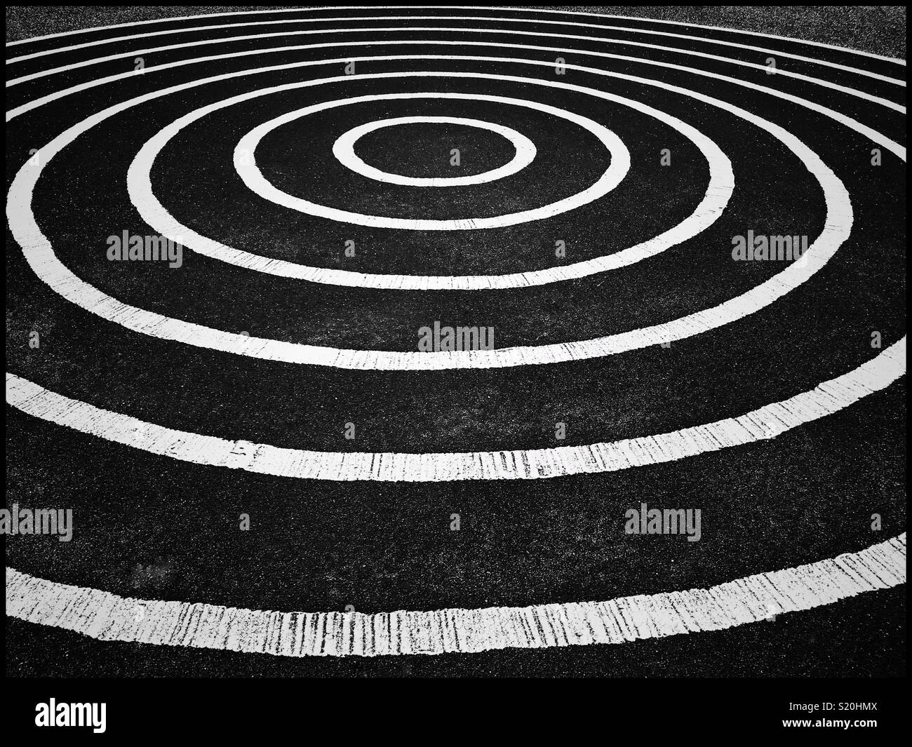White cerchi concentrici formano un interessante pattern. Mantenere guardando questa foto e potrai andare in circoli viziosi. Credito foto - © COLIN HOSKINS. Foto Stock