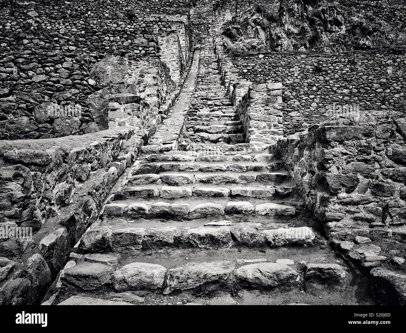 Grandi scalini in pietra nella fortezza di Ollantaytambo in Perù - Immagine stock catturata con smartphone
