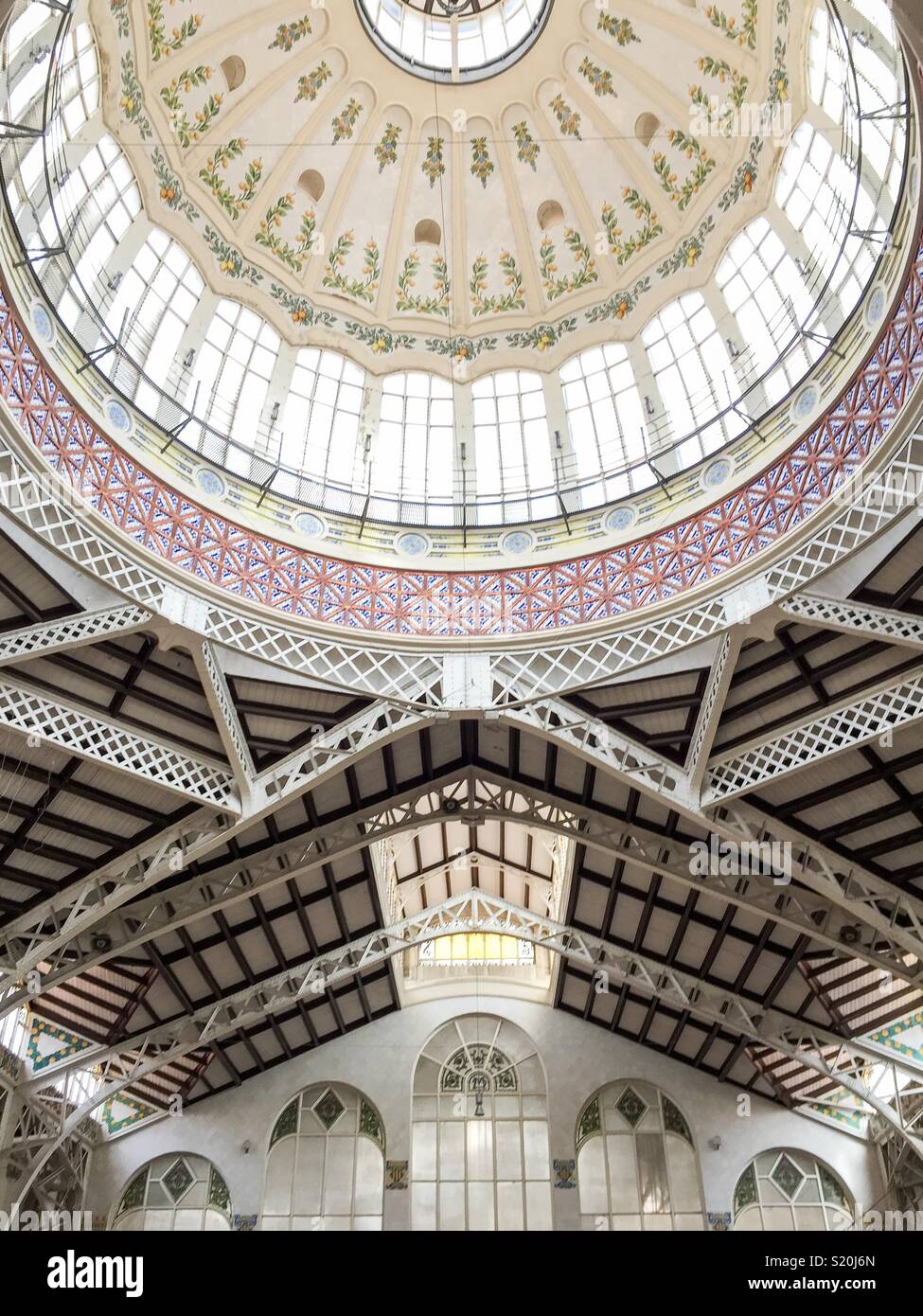 Cupola del Mercato Centrale (Mercado Central) a Valencia, Spagna - Immagine stock catturata con smartphone