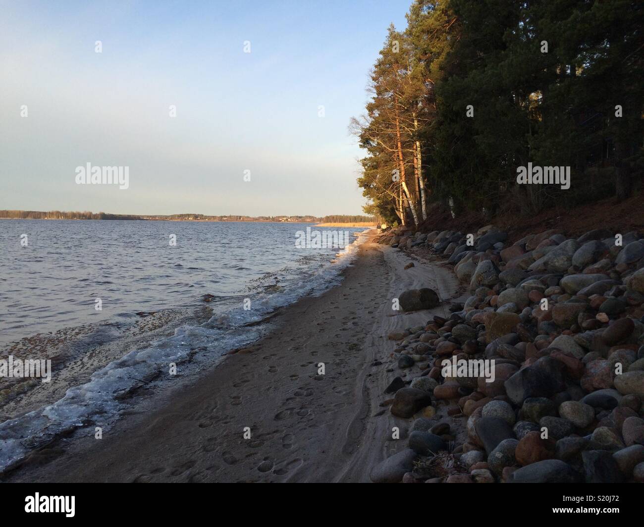 Lago Kuortane alla fine dell'autunno. La Finlandia. - Immagine stock catturata con smartphone