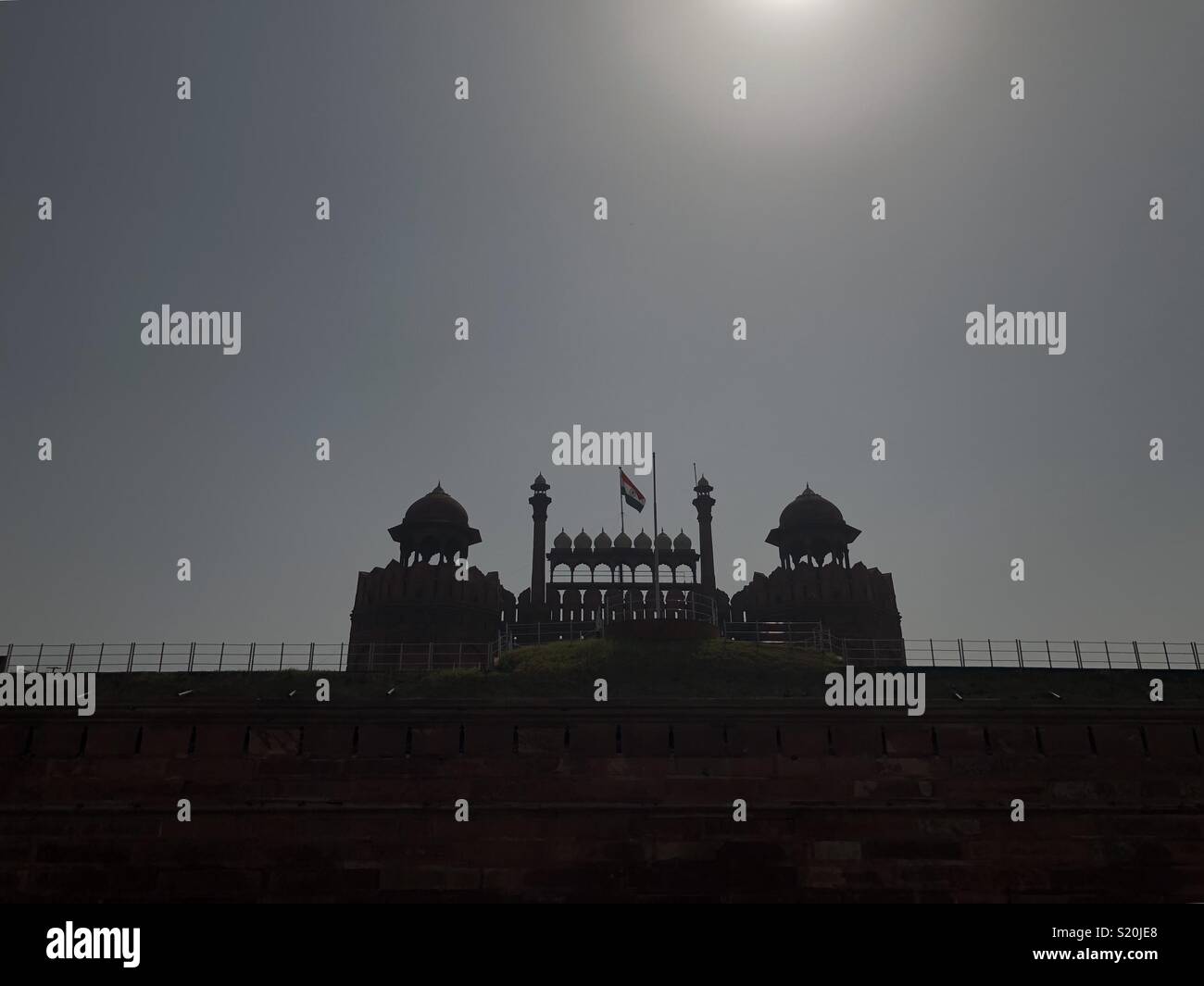 Silhouette vista di Fort rosso Vecchia Delhi, India Foto Stock