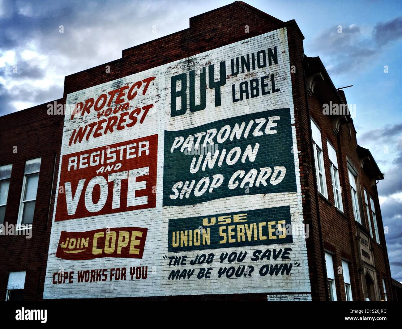 Vintage di propaganda di guerra su una parete di un edificio in mattoni a Everett WA Foto Stock