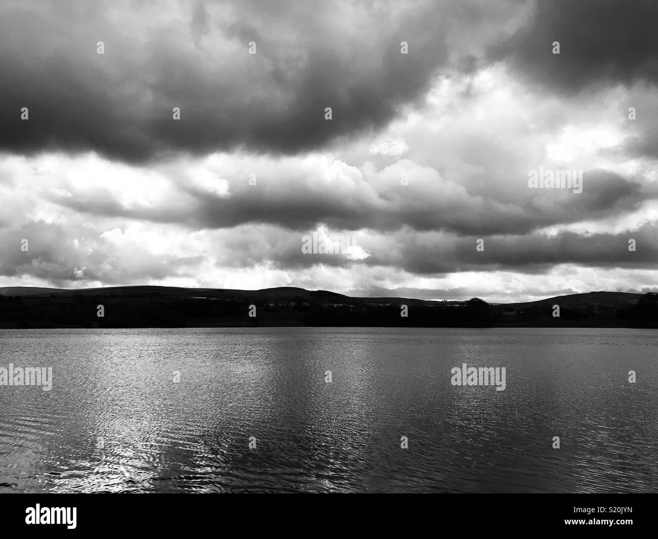 Nuvole temporalesche su Talkin Tarn, Cumbria Foto Stock