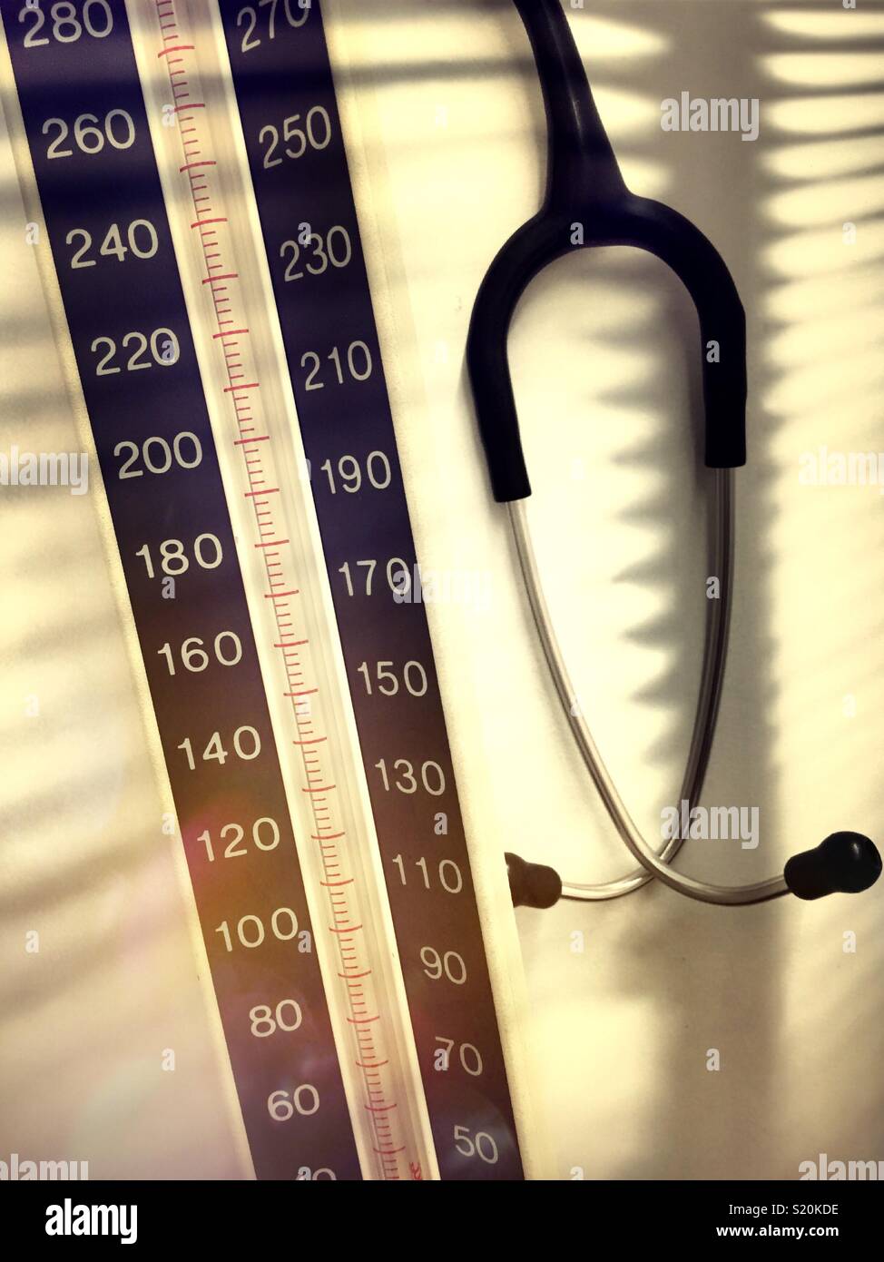 Gli strumenti medici in un ufficio medici con ombre sulla parete, Stati Uniti - Immagine stock catturata con smartphone