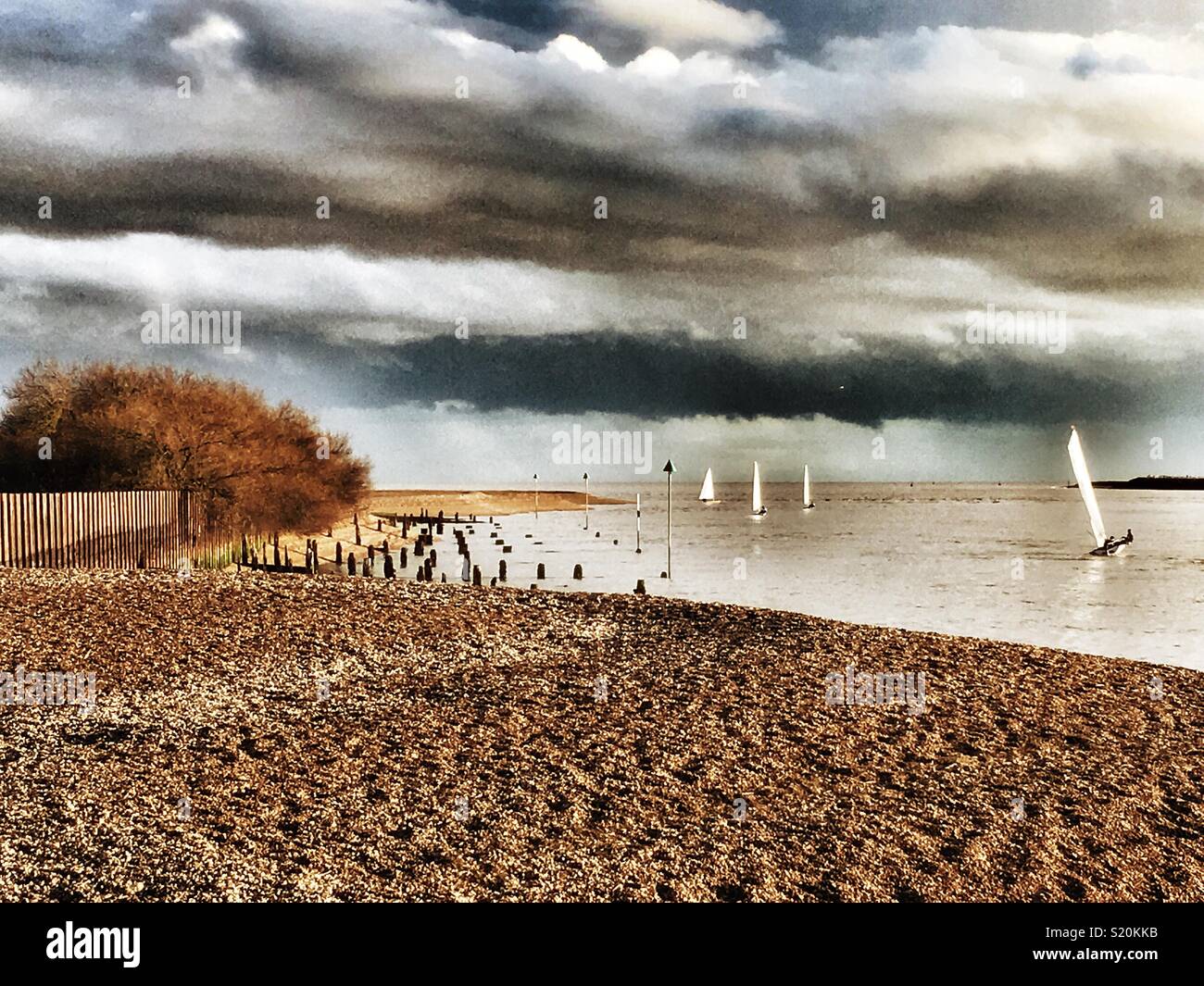 Navigando sul fiume Deben Bawdsey Ferry Suffolk in Inghilterra - Immagine stock catturata con smartphone