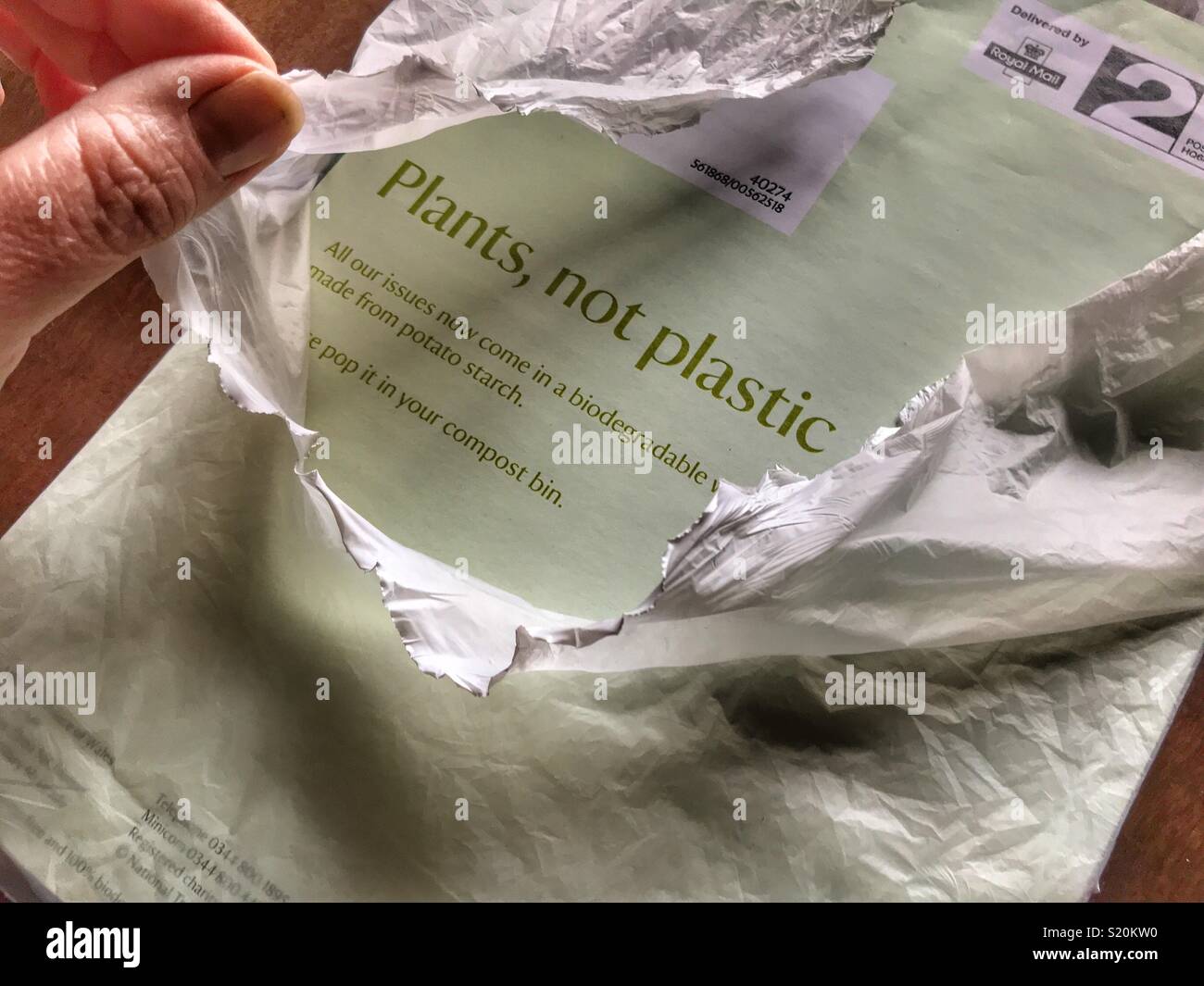 Le piante di plastica NON riciclabile, involucro costituito da biodegradabile amido di patate - Immagine stock catturata con smartphone