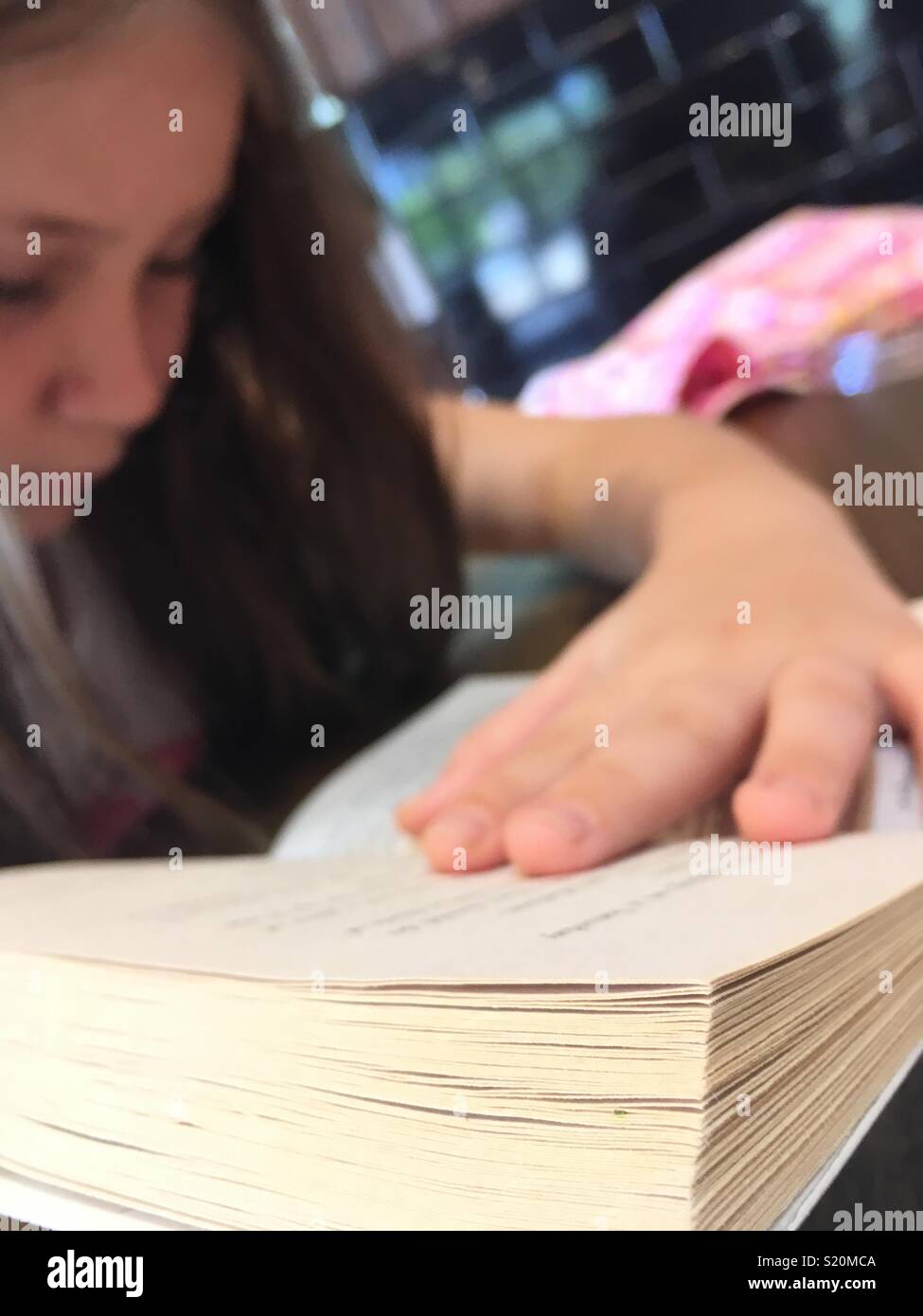 Primo piano di una ragazza la lettura di un libro. Foto Stock