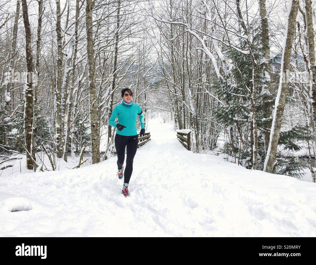 Runner in inverno nevoso scena Foto Stock