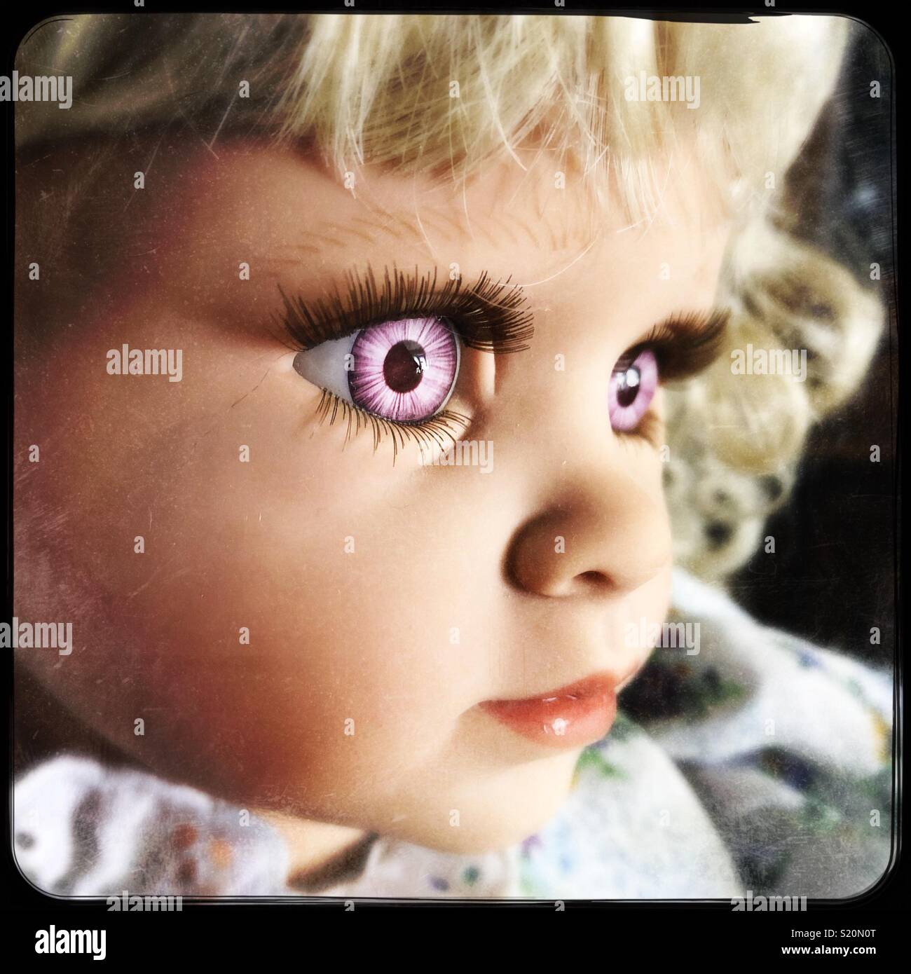 Strano viola eyed Bambola porcellana - Immagine stock catturata con smartphone