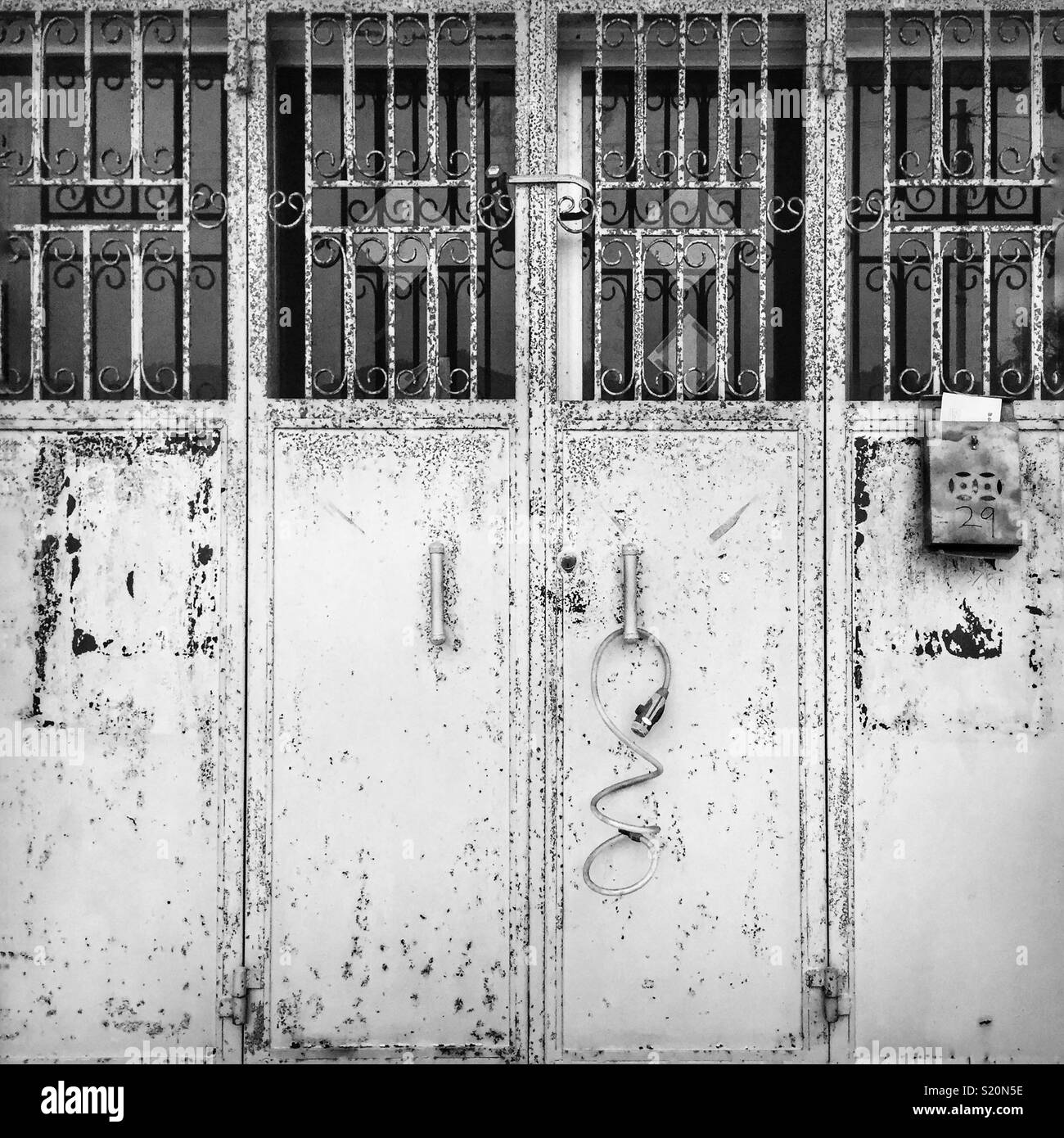 Metallo porte di sicurezza su una casa in Luk Keng village, Nuovi Territori di Hong Kong Foto Stock