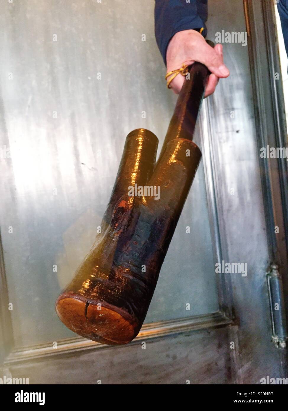 Un Shillelagh è una minacciosa guerra club. Foto Stock
