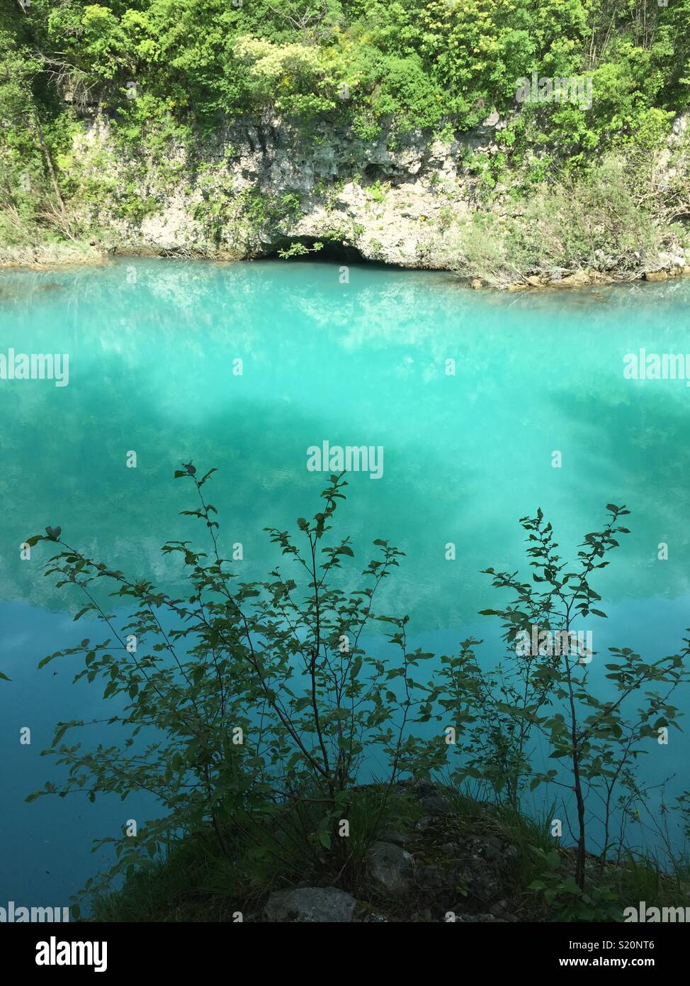 Blu-verdi acque del fiume Soča (Isonzo). Solkan, Slovenia. - Immagine stock catturata con smartphone