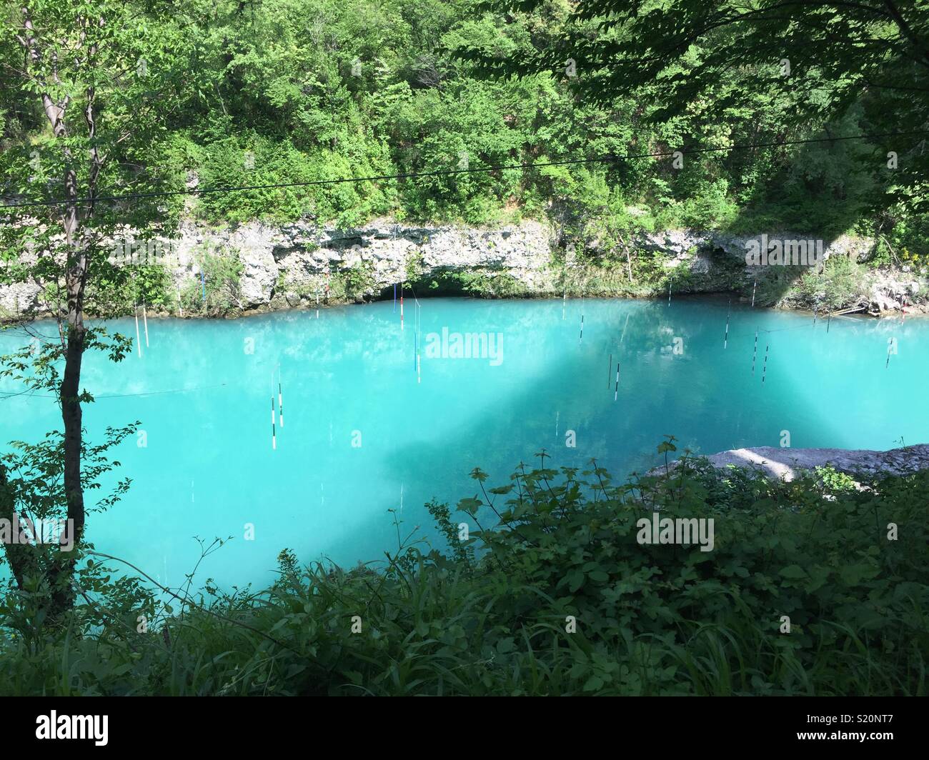 Cancelli in kayak sul fiume Soča (Isonzo). Solkan, Slovenia. - Immagine stock catturata con smartphone