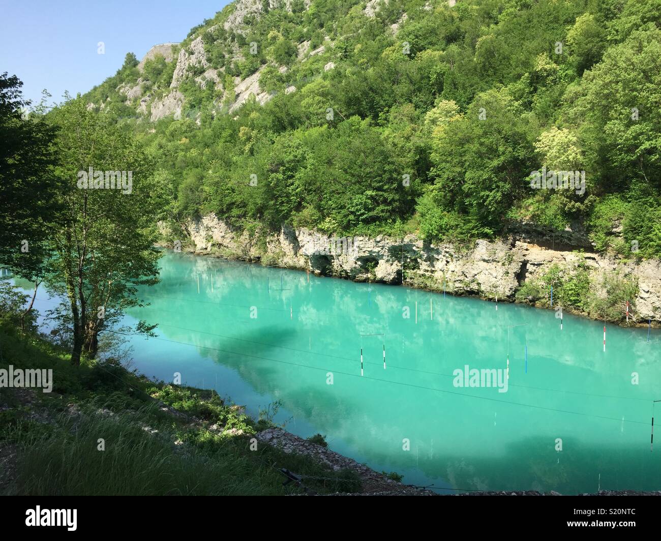 Cancelli in kayak sul fiume Isonzo. Solkan, Slovenia. - Immagine stock catturata con smartphone