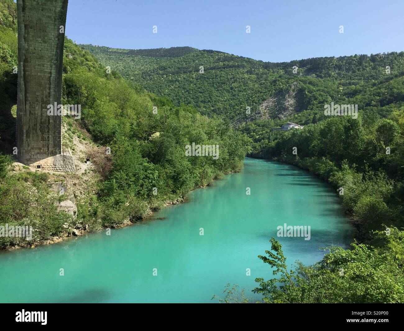 Fiume Soča sotto il ponte di Solkan, Slovenia. Foto Stock
