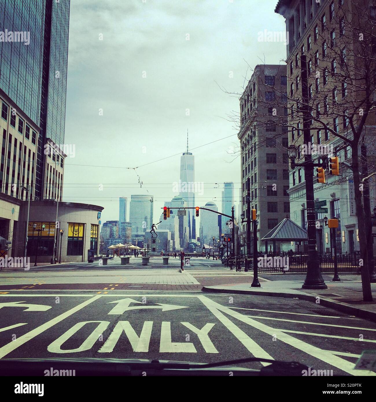 Guardando verso una World Trade Center da una strada nella città di Jersey, New Jersey Foto Stock