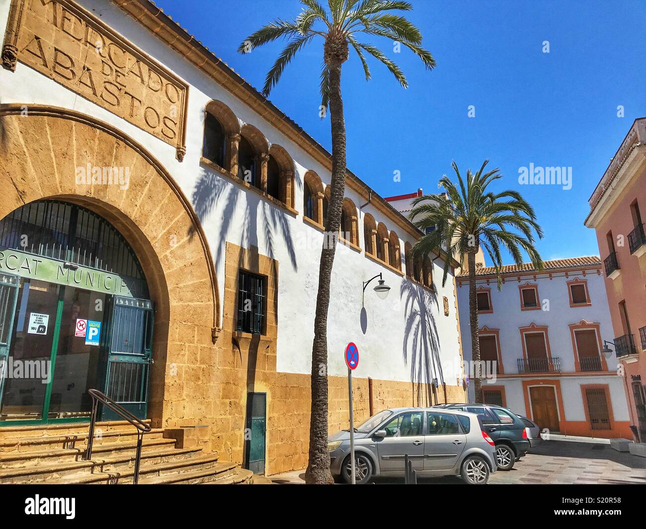 Comunale mercato coperto e alte palme, nell'area della Città Vecchia di Javea / Xabia sulla Costa Blanca, Spagna Foto Stock