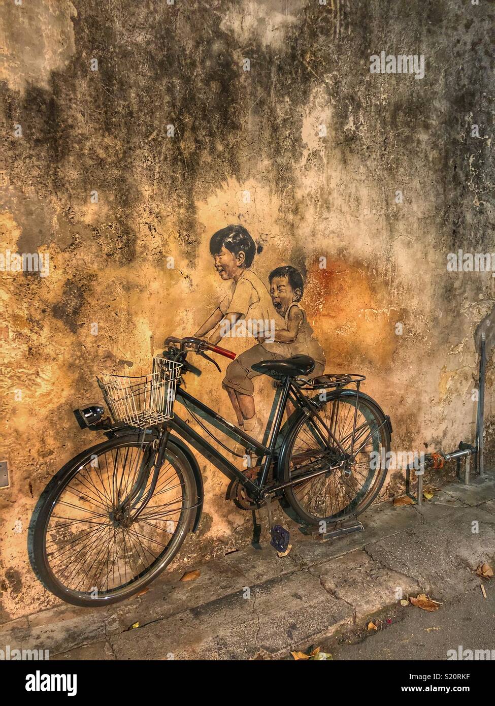 Iconico street art di Penang, Malaysia. - Immagine stock catturata con smartphone