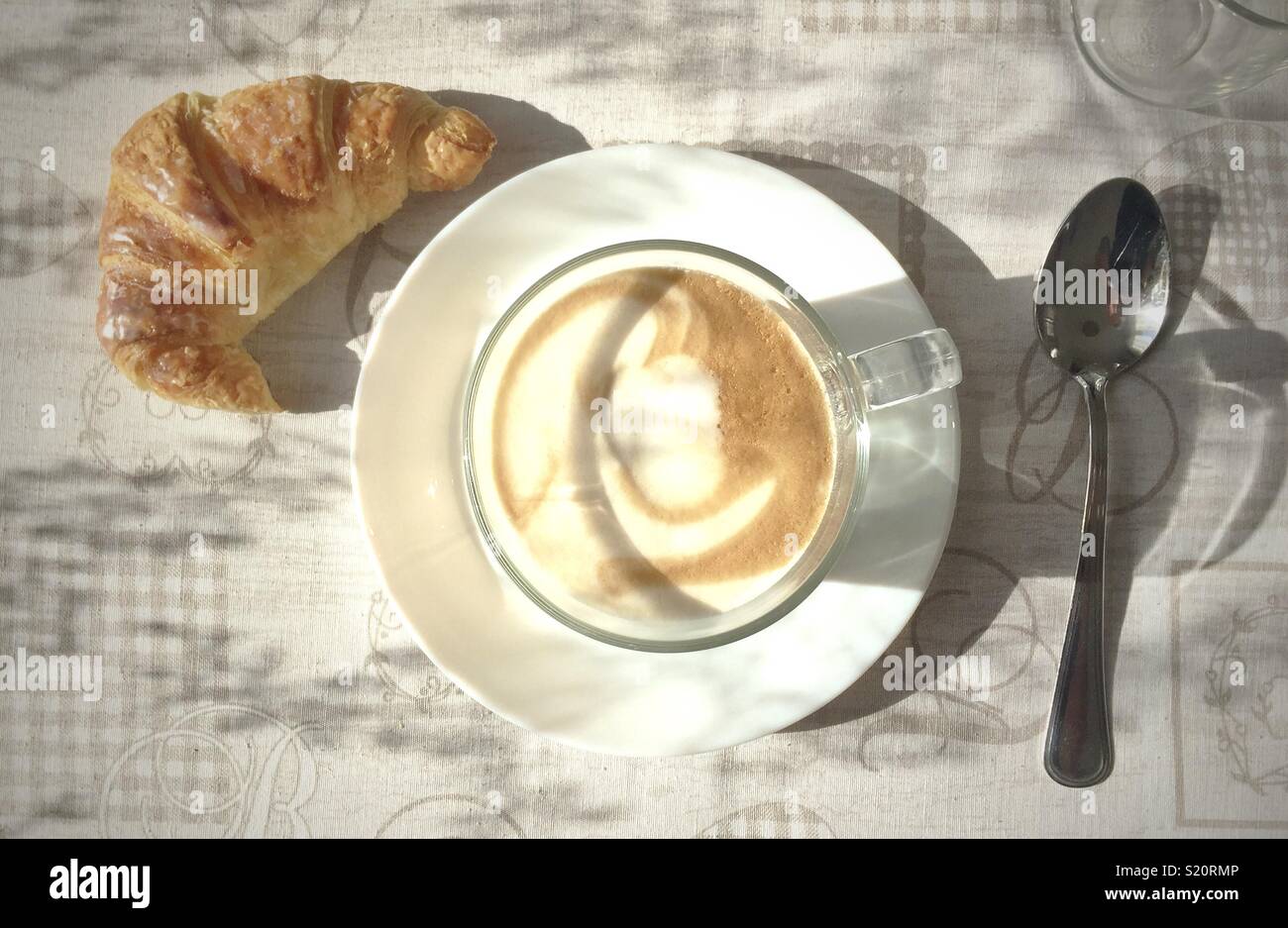 Una gustosa prima colazione con cornetti e cappuccino schiumoso - Immagine stock catturata con smartphone