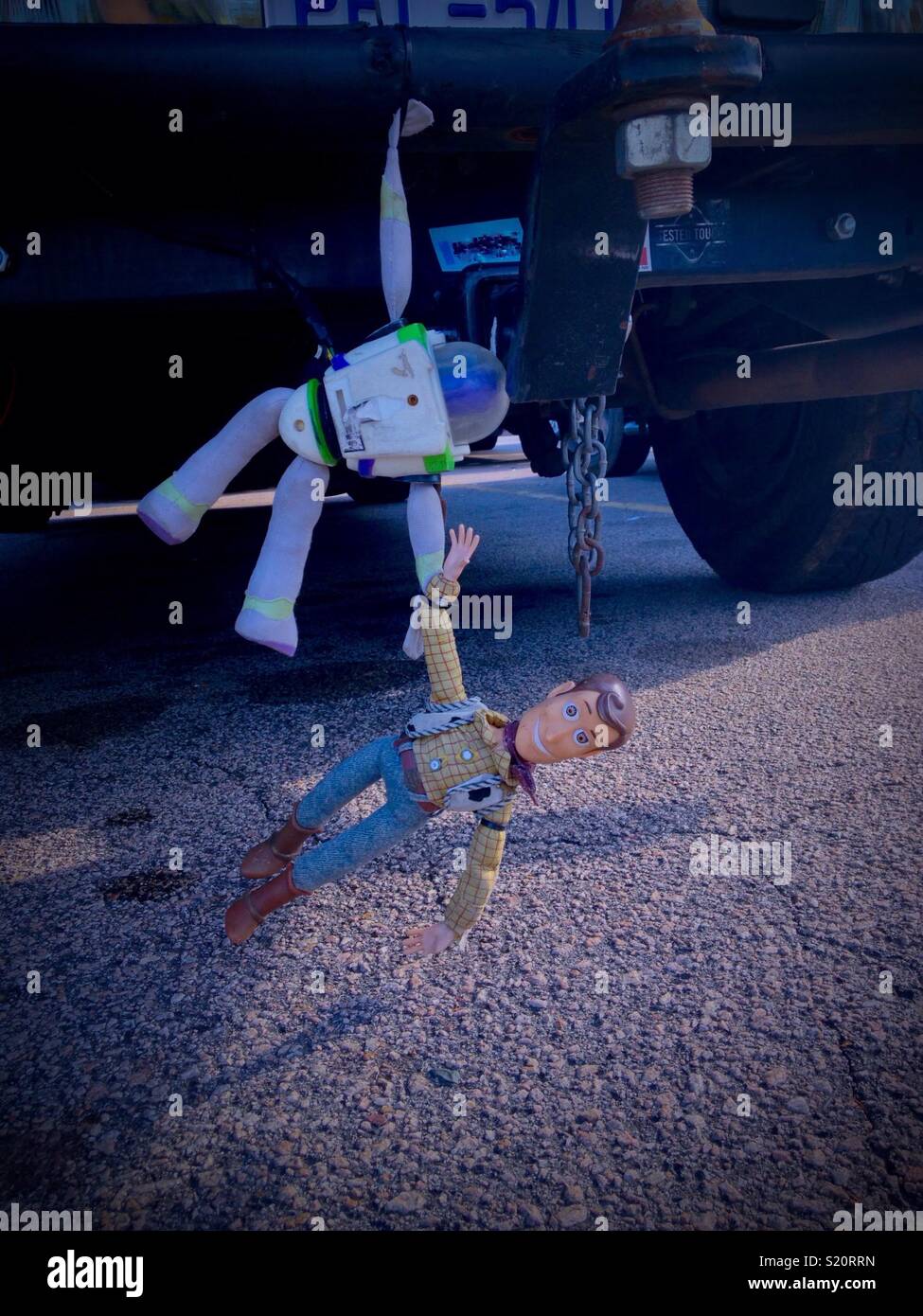 Woody e Buzz giocattoli da Toy Story film "aggrapparsi' per paraurti in North Carolina parcheggio Foto Stock