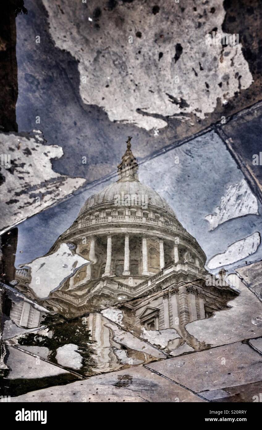 La riflessione della Cattedrale di St Paul, Londra Foto Stock