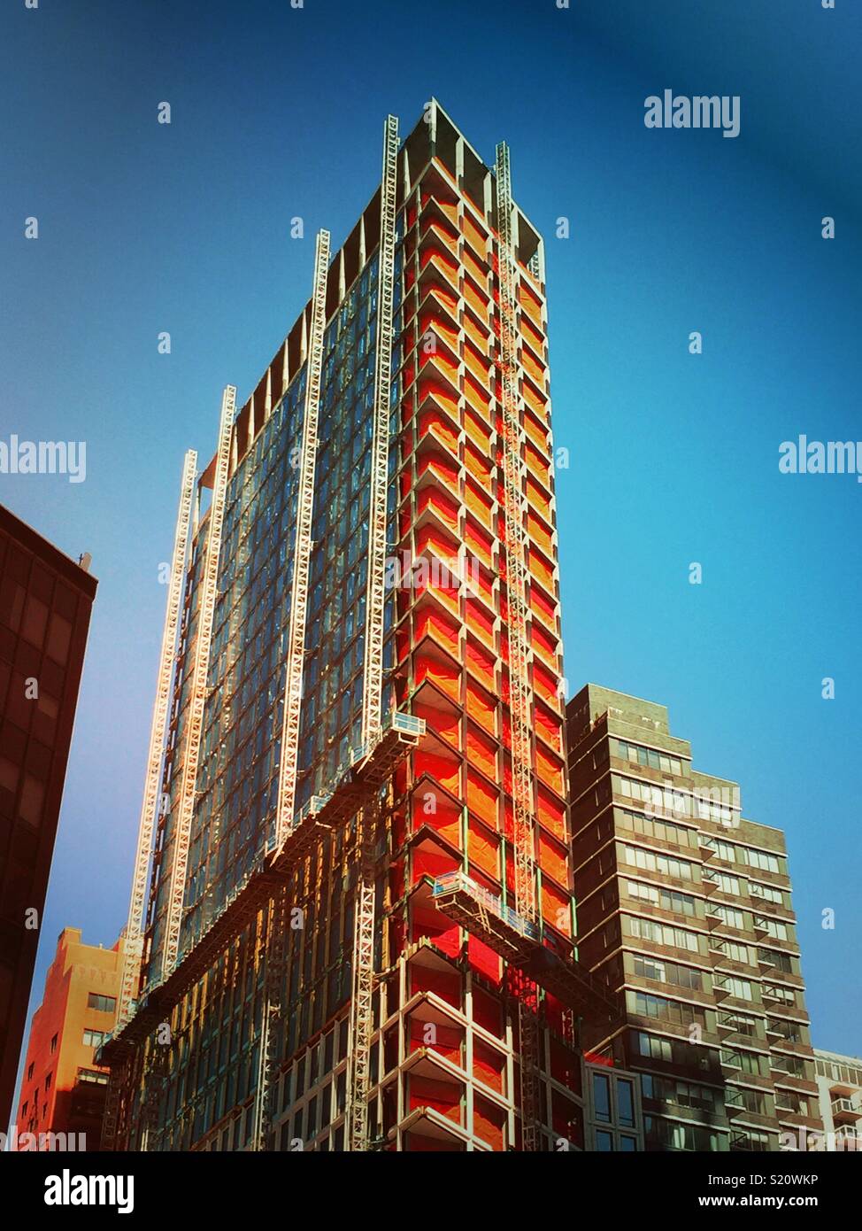 Un alto edificio in costruzione nella città di New York, Stati Uniti d'America - Immagine stock catturata con smartphone