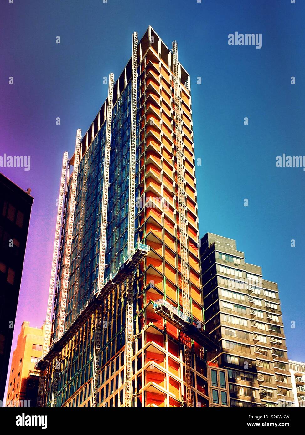 Un alto edificio in costruzione, la città di New York, Stati Uniti d'America - Immagine stock catturata con smartphone