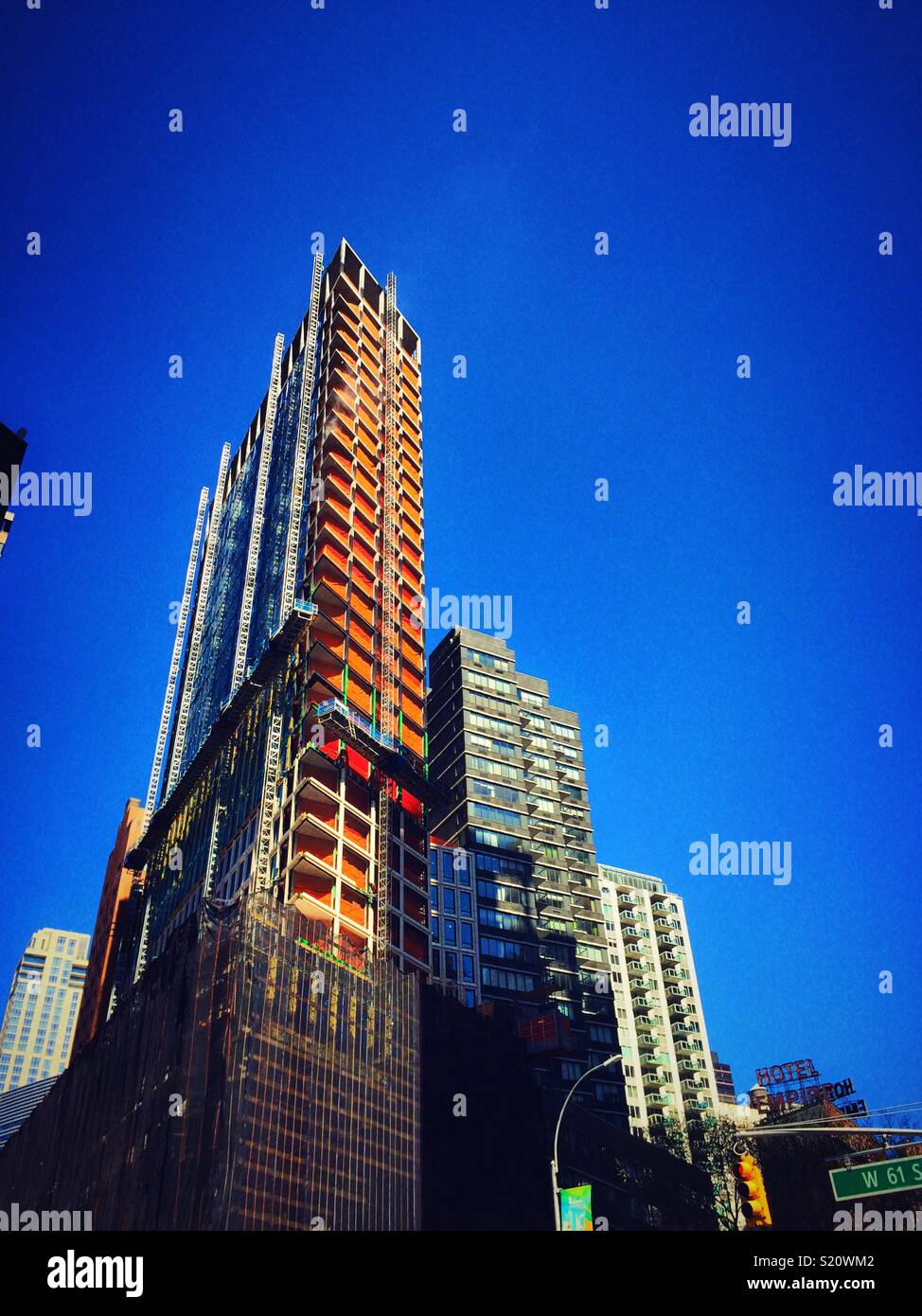 Un alto edificio in costruzione nella città di New York, Stati Uniti d'America - Immagine stock catturata con smartphone