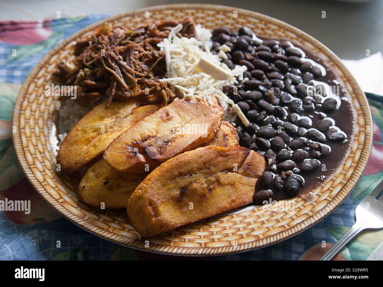 Tradizionale cibo venezuelano chiamato Pabellon Criollo - Immagine stock catturata con smartphone