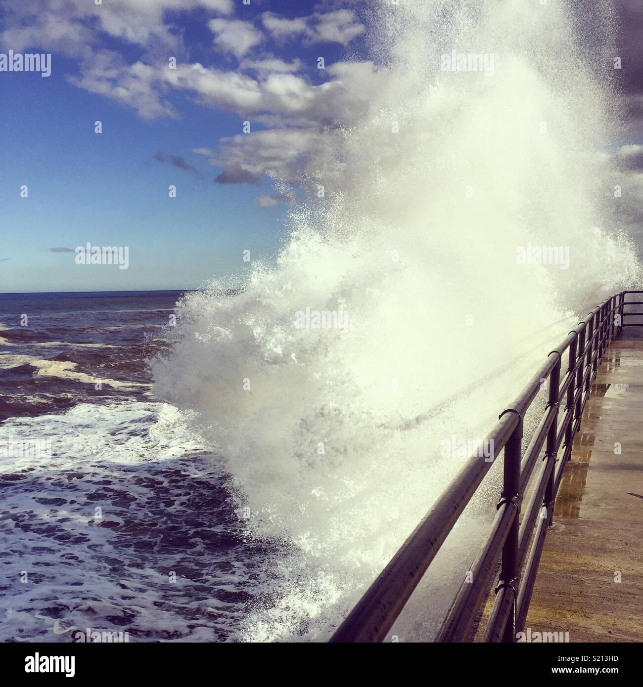 Mare tempestoso, grande onda colpendo il molo Foto Stock