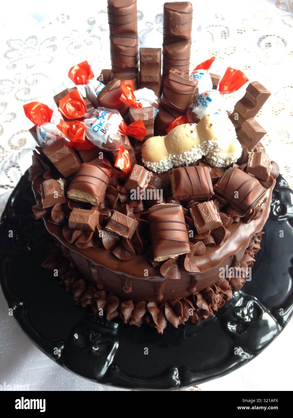 Torta di compleanno con cioccolato e Kinder decorazioni Foto stock