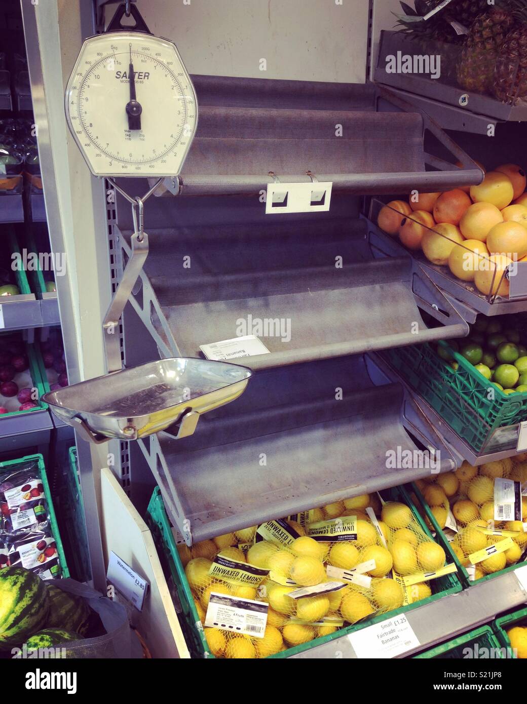 Ripiano vuoto in un supermercato dove le banane del commercio equo dovrebbe essere. Regno Unito Foto Stock