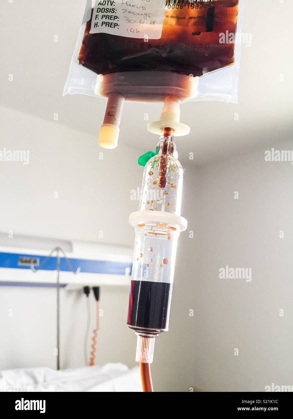 Farmaco dropper - Immagine stock catturata con smartphone