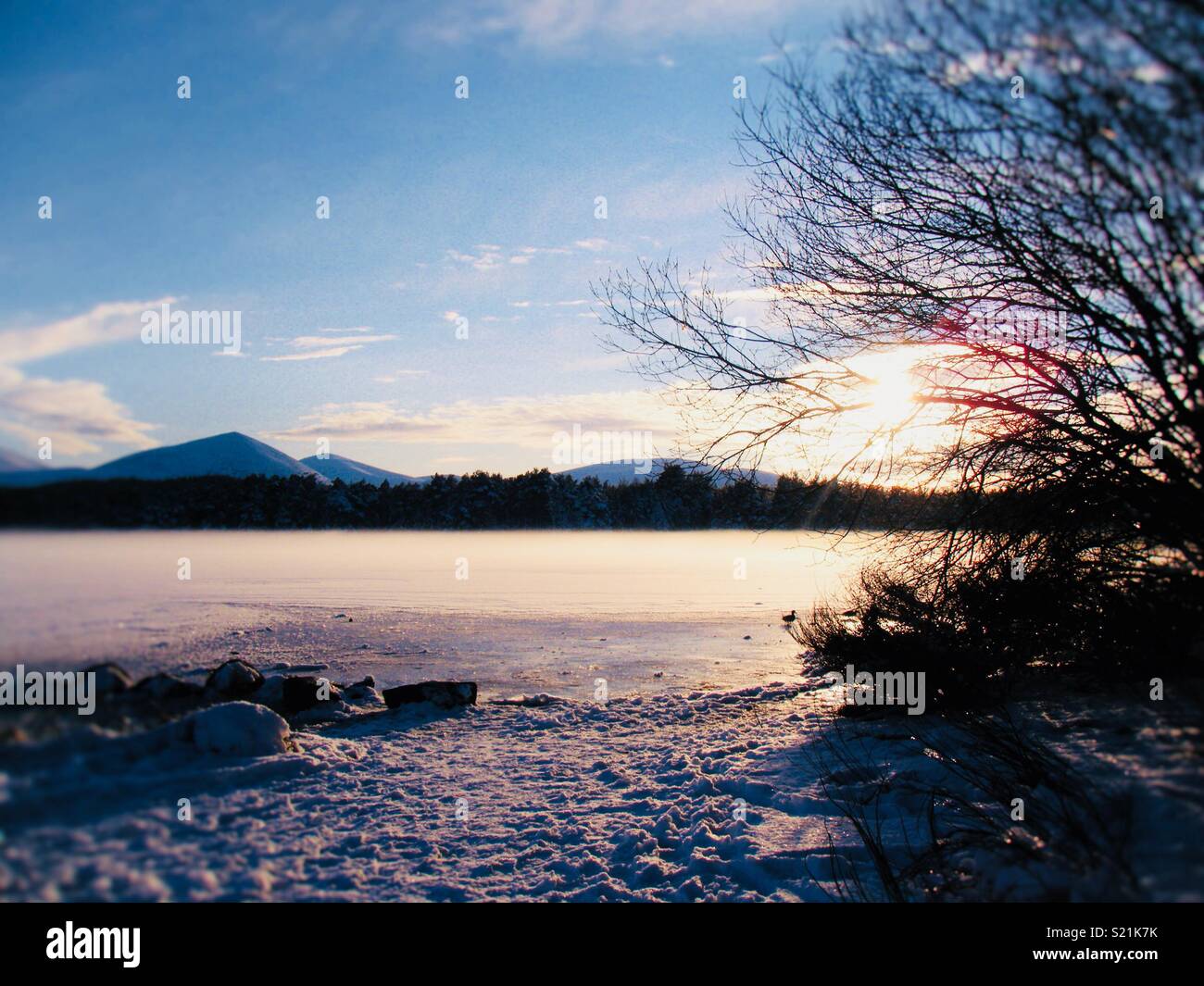 Congelati lago scozzese (Loch) Foto Stock