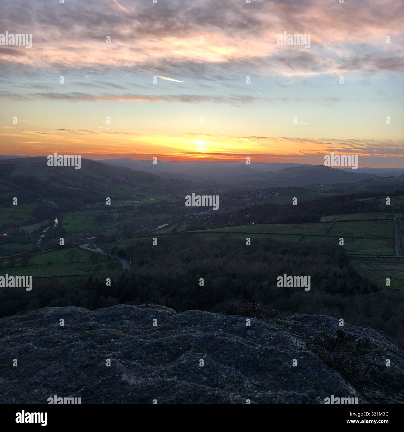 Bel tramonto in Peak District affacciato sulla valle di speranza Foto Stock