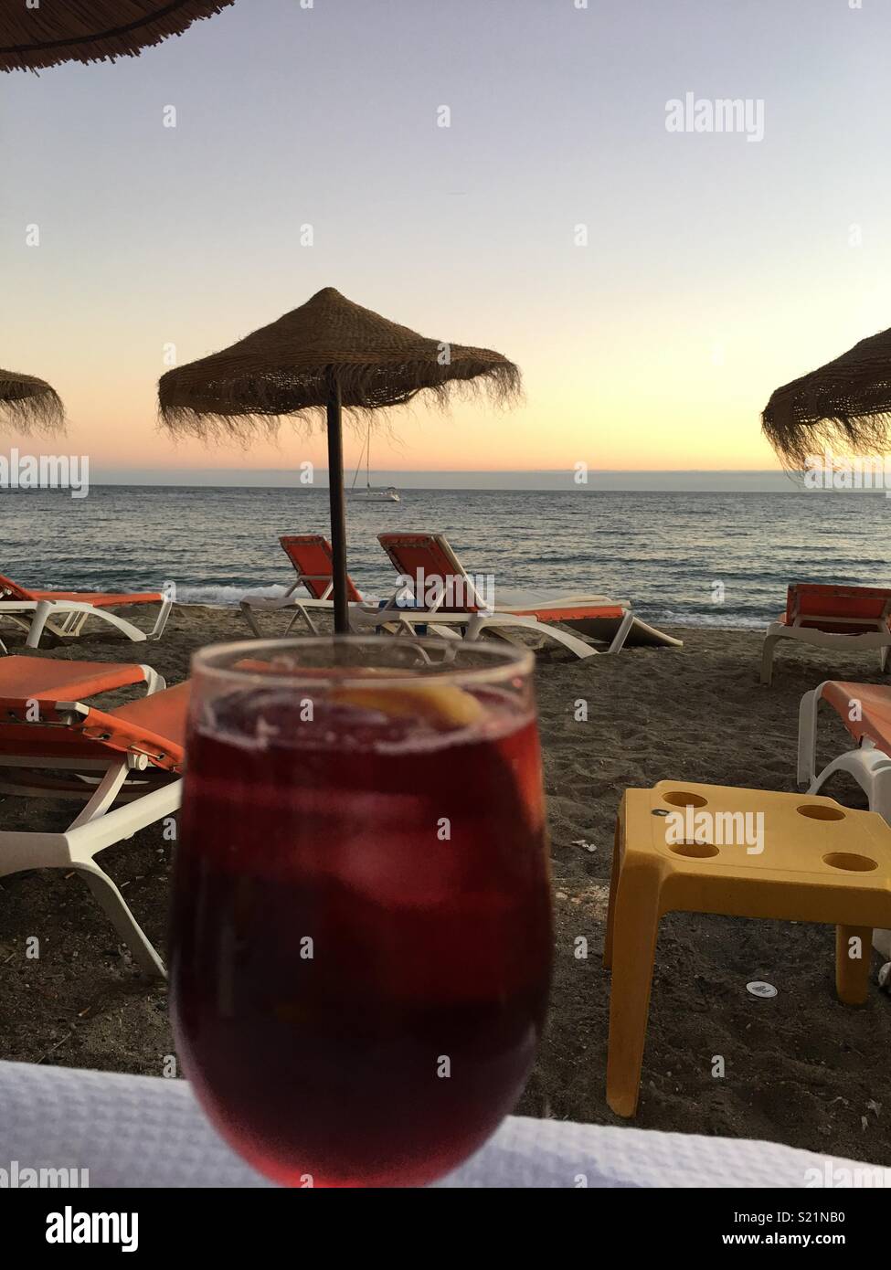 Vino sulla spiaggia Foto Stock