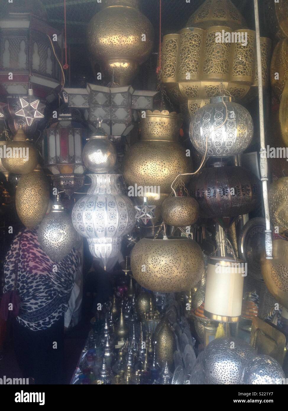 Lampade in metallo al mercato Foto Stock