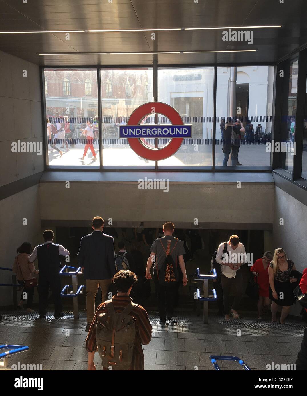 La metropolitana di Londra entrata segno a Kings Cross durante la " commuter " Rush Hour Foto Stock