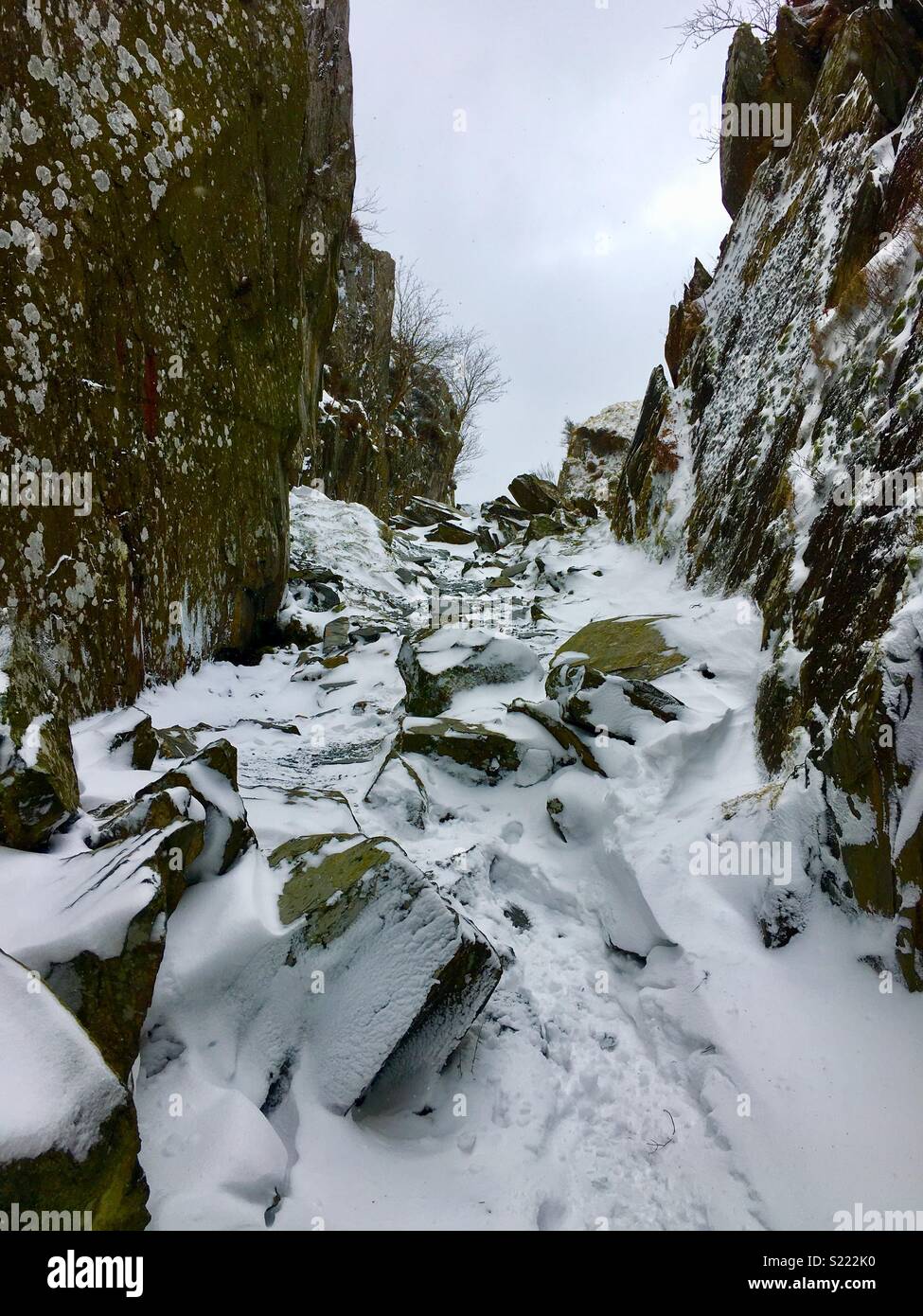 Sentiero innevato in Snowdonia Mountain range del Galles del Nord. Foto Stock