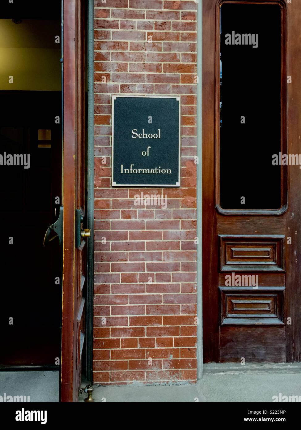 Scuola di segno di informazioni su un edificio presso la University of California - Berkeley campus. Foto Stock