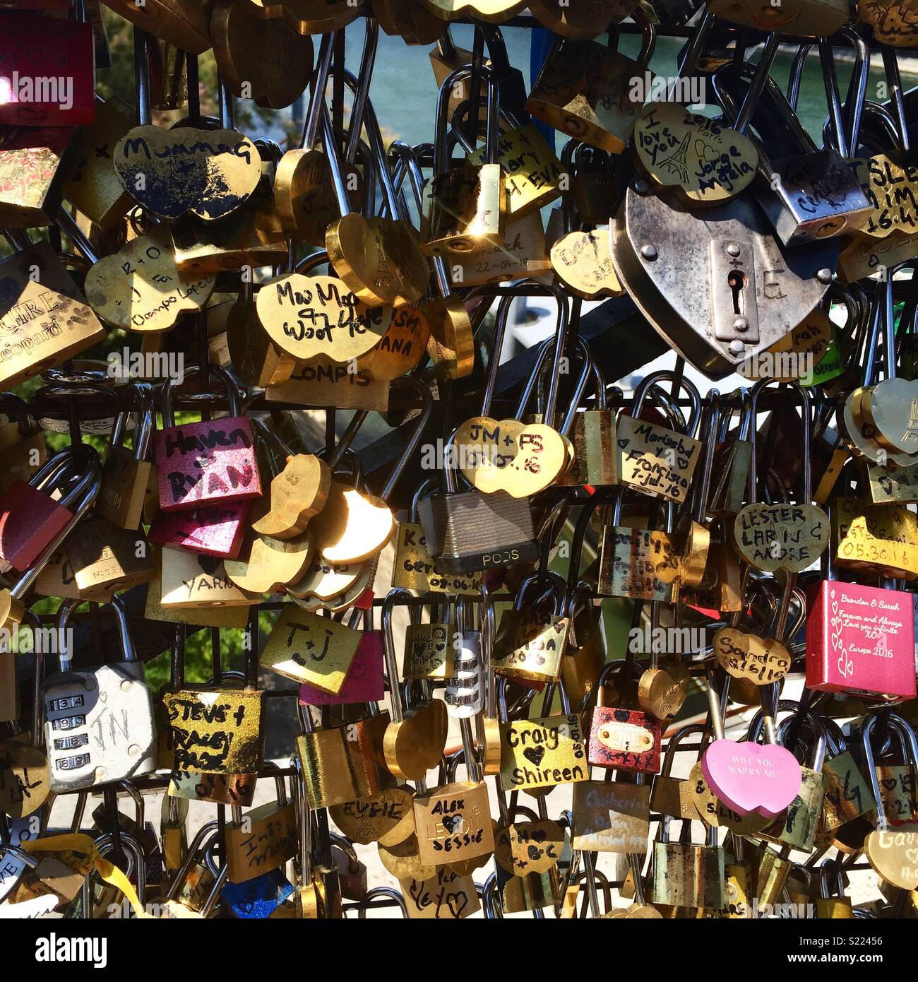 "L'amore" di bloccaggio lucchetti sul Pont des Arts bridge a Parigi Foto Stock