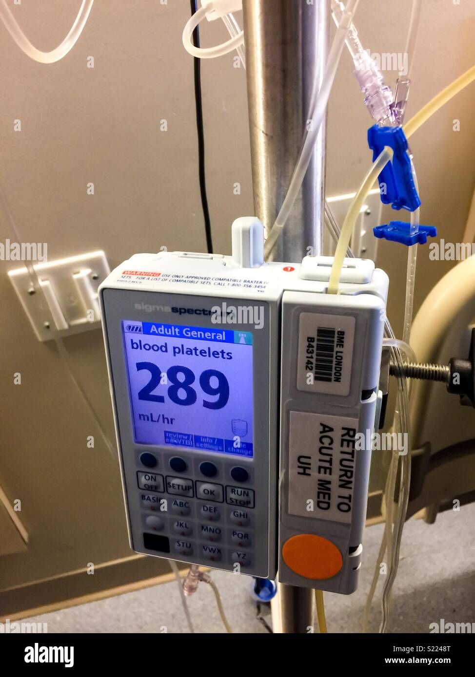 Monitor delle piastrine con linee agganciate a un'infusione endovenosa per un paziente. Ambiente ospedaliero, Ontario, Canada - Immagine stock catturata con smartphone