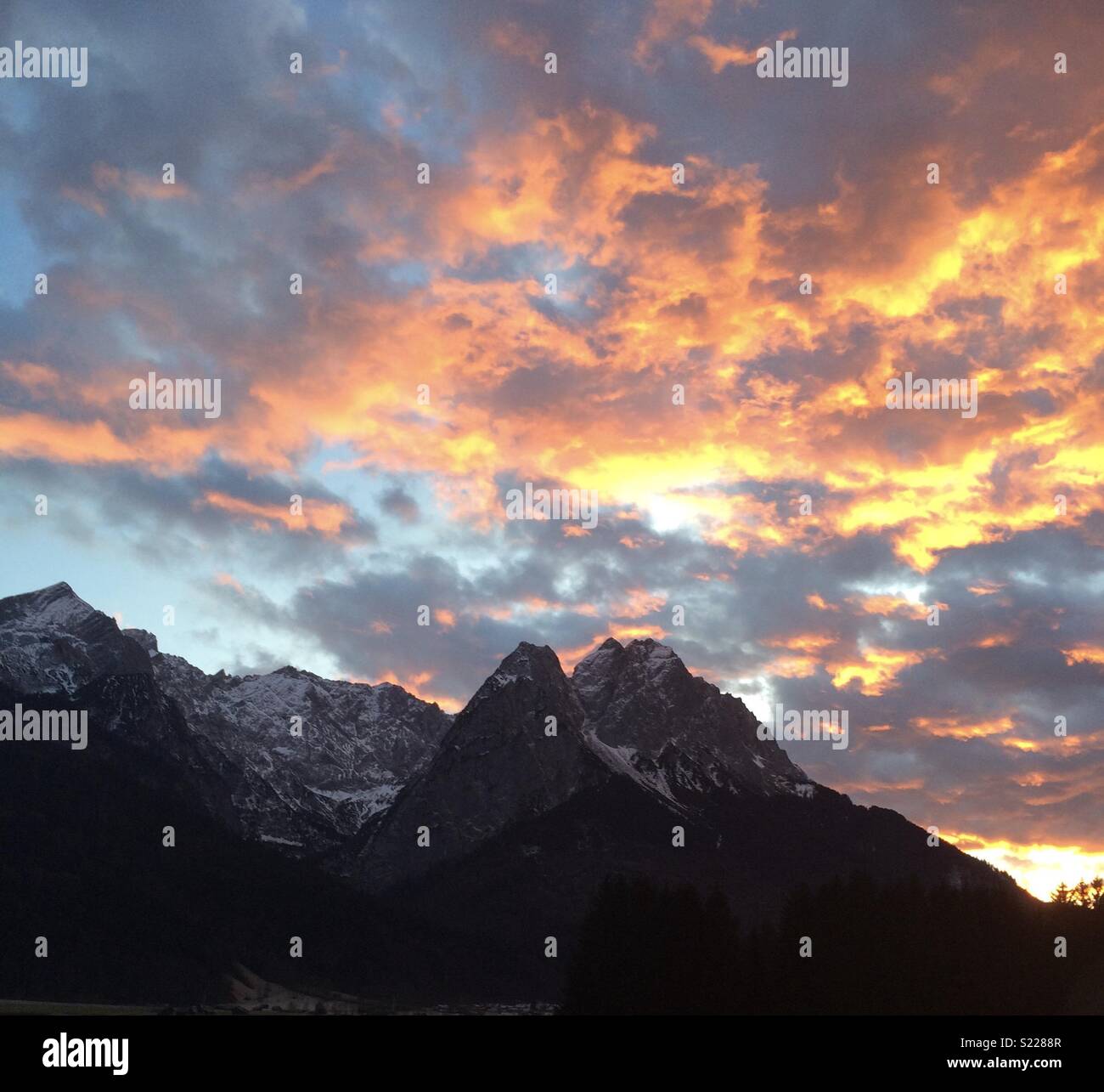 Le montagne a Garmisch Partenkirchen Germania la più alta montagna Zugspitze Foto Stock