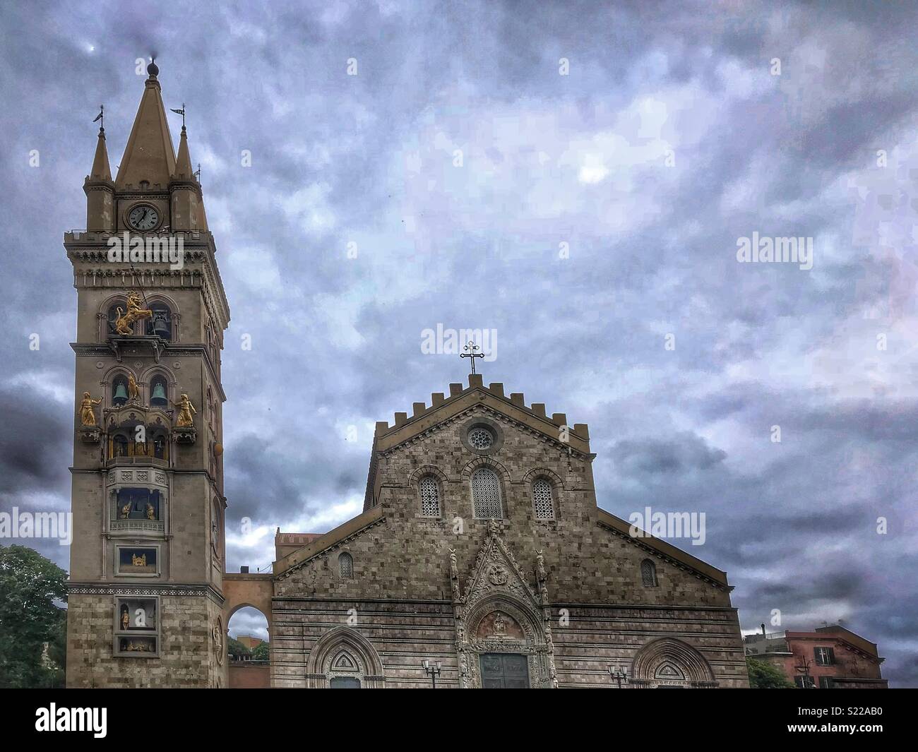 La cattedrale e la Torre Campanaria e Orologio Astronomico nella piazza del Duomo, Messina, Sicilia Foto Stock