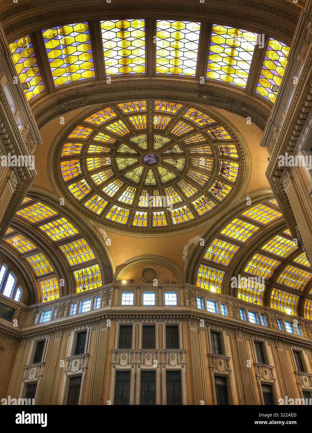 Tetto e il soffitto all'interno di Galleria Vittorio Emanuele III, Messina, Sicilia Foto Stock