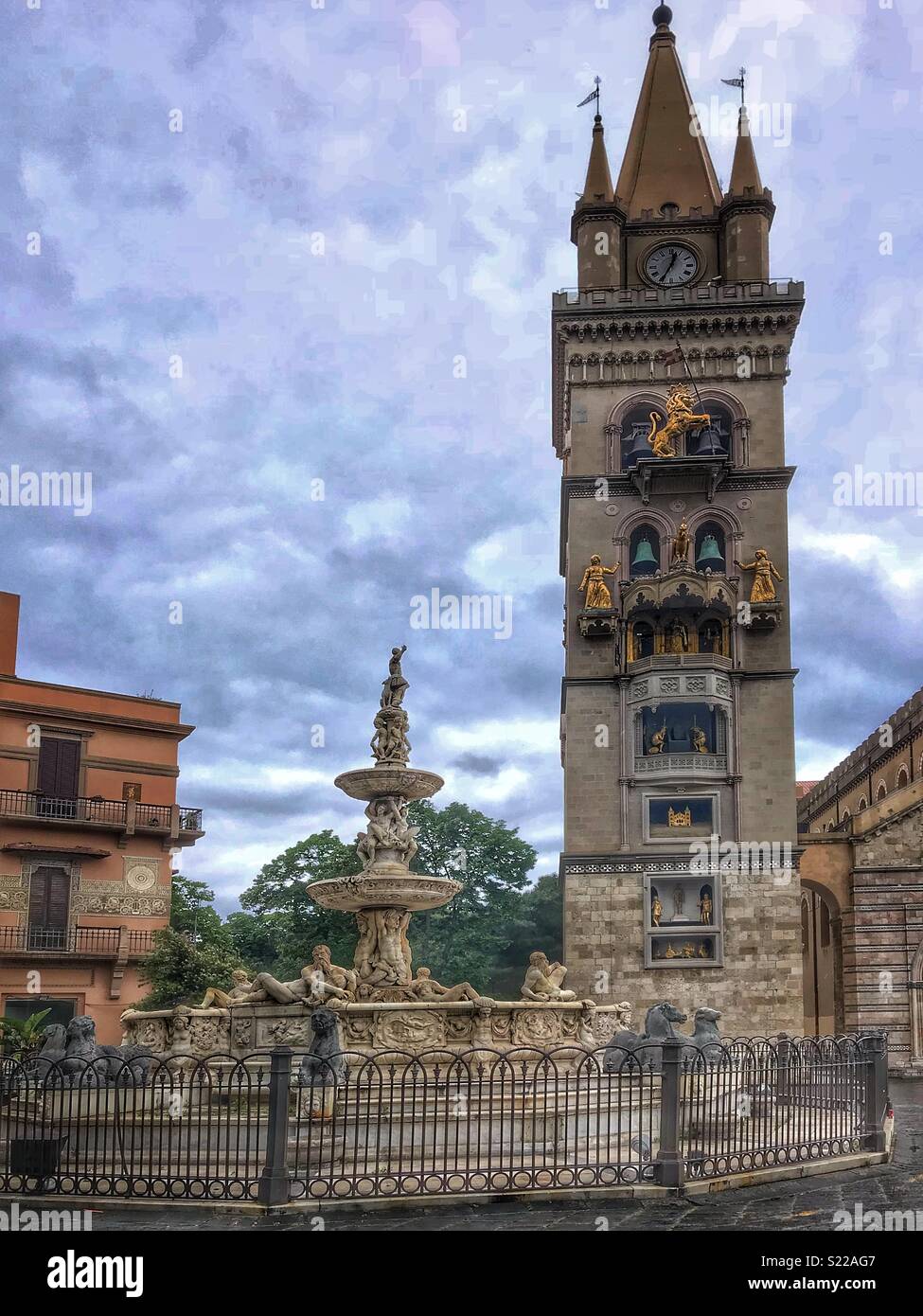 Fontana di Orione di fronte alla torre campanaria e Orologio Astronomico, Messina, Sicilia Foto Stock